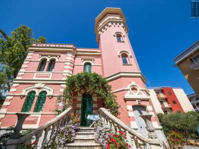 L�edificio in stile liberty si innalza su due livelli poggiando su un piano seminterrato...